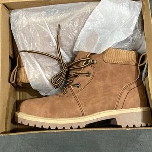 Tan hiking boots size 6 never been worn still in box